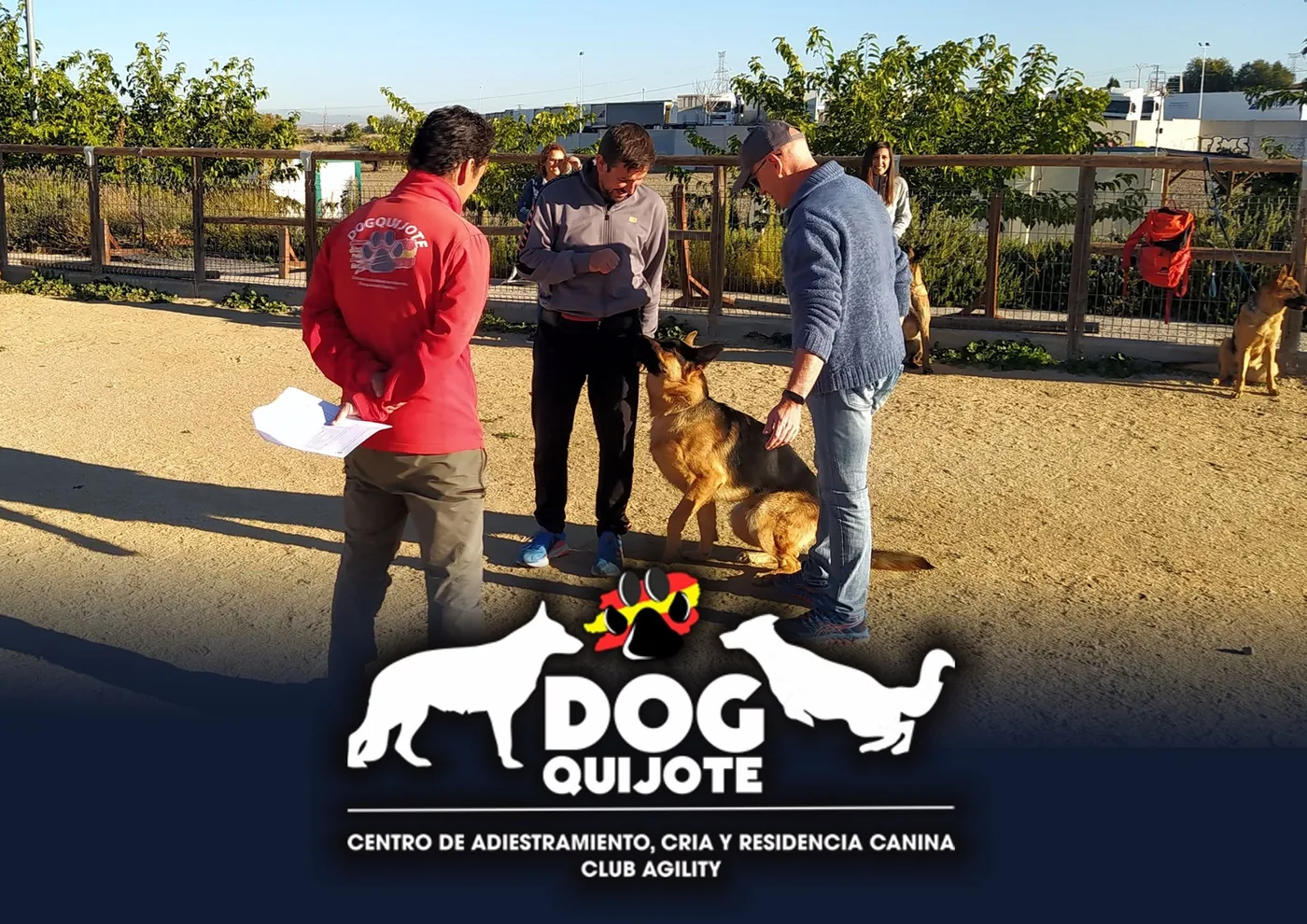 Clase de adiestramiento con varios dueños y sus pastores alemanes en el Centro Canino DogQuijote