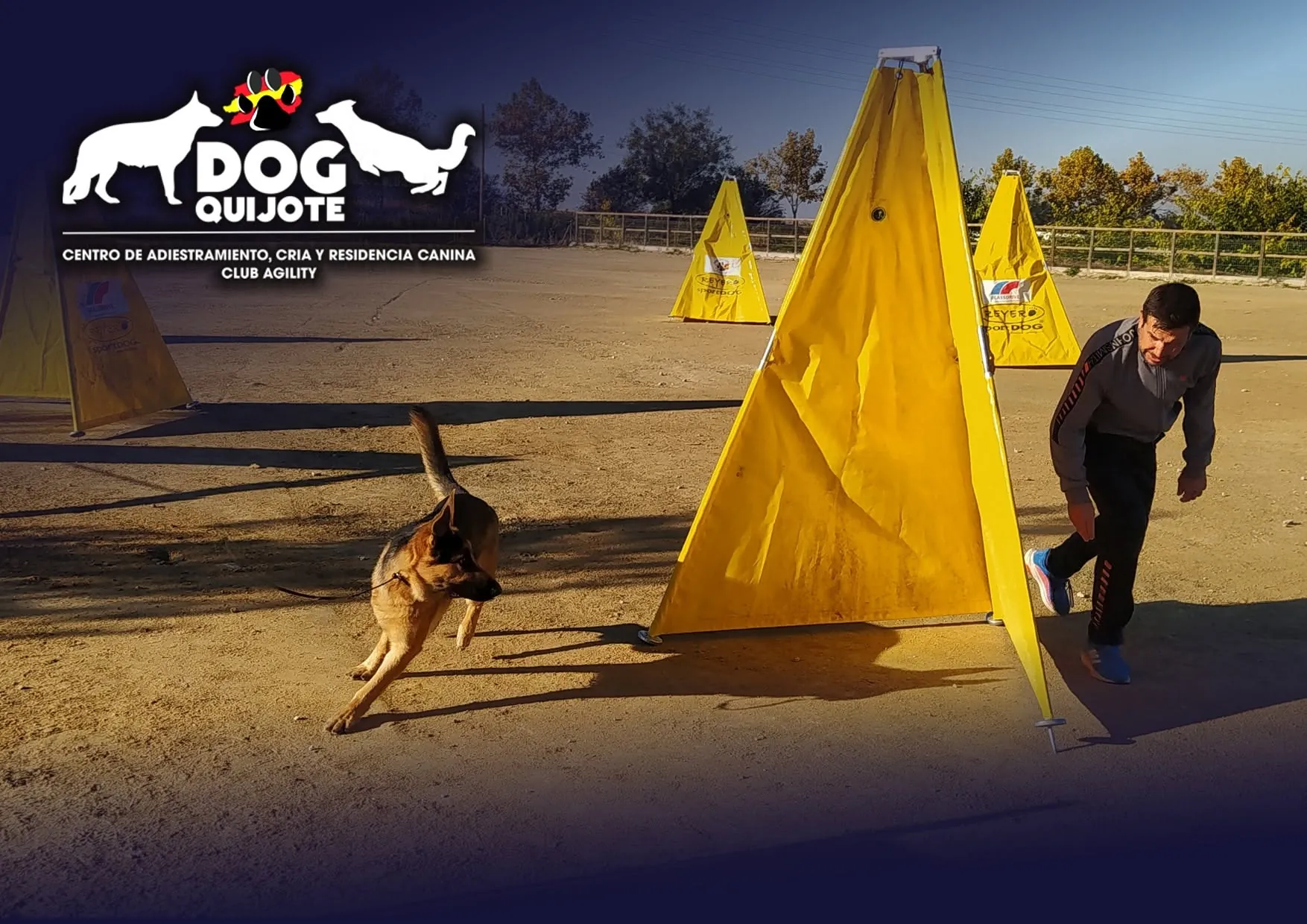 Adiestramiento con pastor alemán en la pista del Centro Canino DogQuijote, en Esquivias